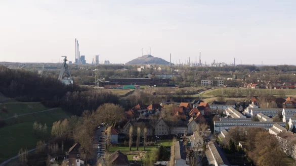Blick von der Halde Rungenberg auf Gelsenkirchen-Buer.&nbsp; - &copy; Matthias Schwarzer