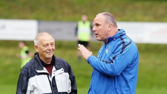 Peter Schulz (links) als Trainer der Begatalauswahl unterhält sich mit Oliver Reck  vom MSV Duisburg.  - © Sebastian Lucas