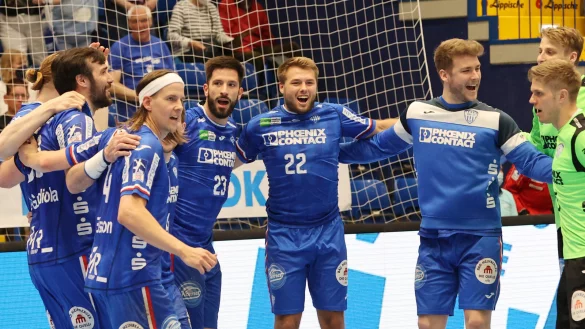 Kian Schwarzer (Nummer 22) feiert mit seinem Team den Sieg gegen Stuttgart. - &copy; paul cohen