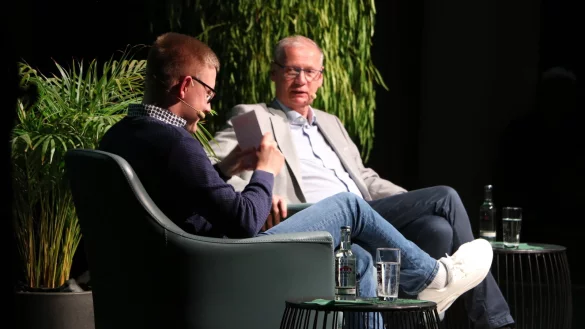 Günther Jauch plauderte mit Loius Pawellek zweieinhalb Stunden im Bad Meinberger Kurtheater über sein Leben als Moderator und Winzer. - © Silke Buhrmester
