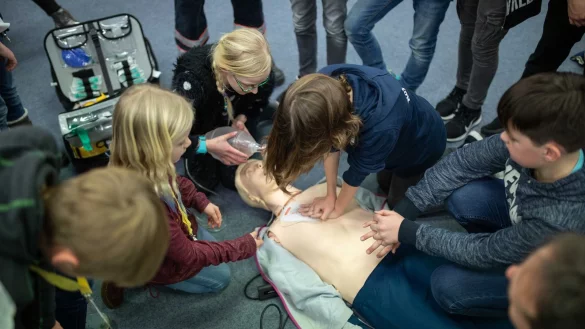 Das volle Programm: Am Ende üben die Kinder auch die Beatmung mit der Profi-Ausrüstung. - © Torben Gocke