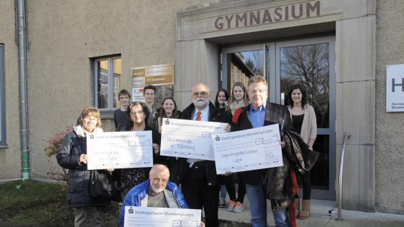 Freuen sich &uuml;ber die Spenden: (hinten von links) Irene H&ouml;nerbach, Schulsprecher Lars Gleichmann, Claudia Guenther, ehemaliger Schulsprecher Dominic Behde, Michelle Grenz, Hermann Donay, Amelie Schr&ouml;der, Kimberley B&uuml;sching, Joachim K&ouml;hne und Lilith Lange mit (vorne) Friedhelm Hille - &copy; Alexandra Schaller