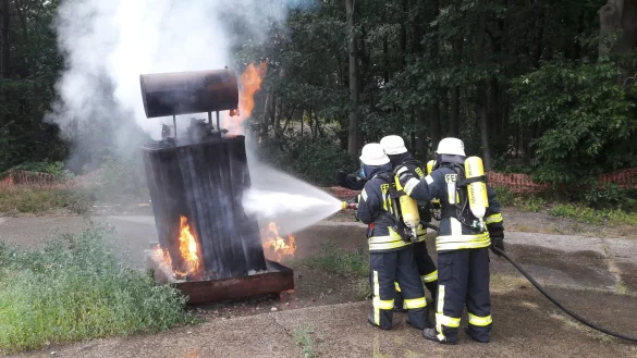 Proben f&uuml;r den Ernstfall: Diese Einsatzkr&auml;fte der Freiwilligen Feuerwehr Schieder-Schwalenberg bek&auml;mpfen in der &bdquo;Training Base" in Weeze am Niederrhein einen lodernden Gasbrand. - &copy; Feuerwehr Schieder-Schwalenberg