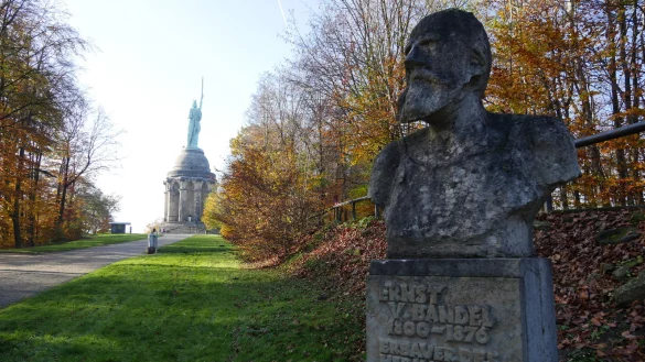 Das Hermannsdenkmal ist geschlossen. Trotzdem genie&szlig;en an einem sch&ouml;nen Novembertag einige Menschen die Herbststimmung auf der Grotenburg. - &copy; Jost Wolf