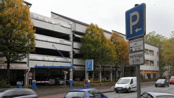 Wird abgerissen: Das Parkhaus "Hornsche Straße" ist marode. - © Bernhard Preuß