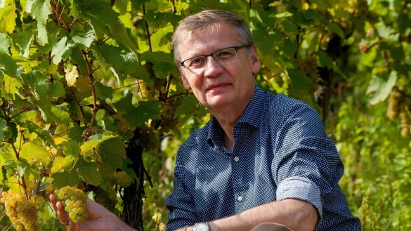 TV-Moderator Günther Jauch auf seinem Weingut, das seine Familie in siebter Generation führt. In Bad Meinberg stellt er sich auch als Winzer vor. - © Weingut von Othegraven