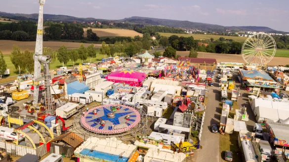 Fleißiges Treiben: Auf dem gesamten Wilbasen-Gelände wird geschraubt, gesteckt und geputzt, um Fahrgeschäfte, Buden und Stände auf die Besucher vorzubereiten. - © Torben Gocke