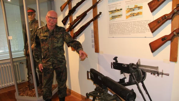 Nullachtfuffzehn: G&uuml;nter Schl&uuml;ter erl&auml;utert das wassergek&uuml;hlte Maschinengewehr 08, das 1908 eingef&uuml;hrt wurde, 1915 kam eine leichtere Weiterentwicklung hinzu. Dadurch, dass die Soldaten bis zum Umfallen in der Bedienung des MG gedrillt wurden, entwickelte sich der Begriff "08/15" f&uuml;r die andauernde Wiederholug gleicher Vorg&auml;nge. - &copy; Dieter Asbrock