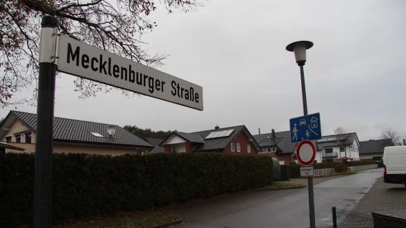 Die Mecklenburger Stra&szlig;e ist jetzt nur noch f&uuml;r Anlieger freigegeben. Die Gemeinde erhofft sich davon weniger Durchgangsverkehr, der laut Anwohnern oft zu schnell unterwegs ist. - &copy; Nadine Uphoff