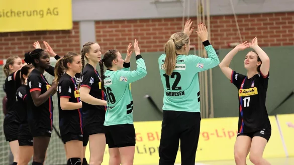 Noch gemeinsam in einem Team: Emma Hertha (rechts) und Marie Andresen klatschen sich ab, in der n&auml;chsten Saison laufen sei f&uuml;r andere Klubs auf. - &copy; Paul Cohen