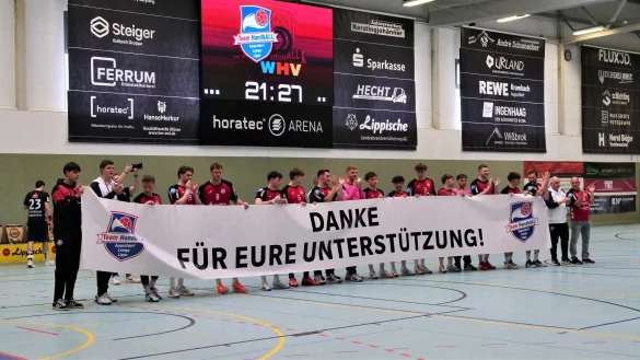 Mit einem gro&szlig;en Spruchband verabschiedete sich das THL-Team von seinen Fans aus der Saison. - &copy; J&ouml;rg Hagemann