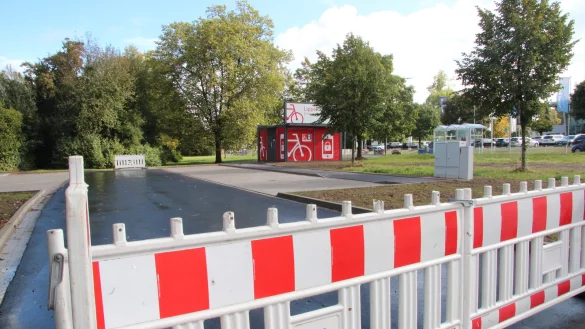 F&uuml;r den Mobilpunkt an der Bielefelderstra&szlig;e/Sprottauer Stra&szlig;e sind bereits vorbereitende Arbeiten passiert. Auch das Parkh&auml;uschen f&uuml;r Fahrr&auml;der steht schon. - &copy; Cordula Gr&ouml;ne