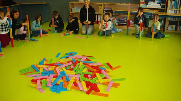 Wer baut den h&ouml;chsten Turm, der nicht gleich umf&auml;llt? Nur eine von vielen Aufgaben, die die Kinder mit den Bausteinen zu l&ouml;sen hatten. - &copy; Dieter Asbrock