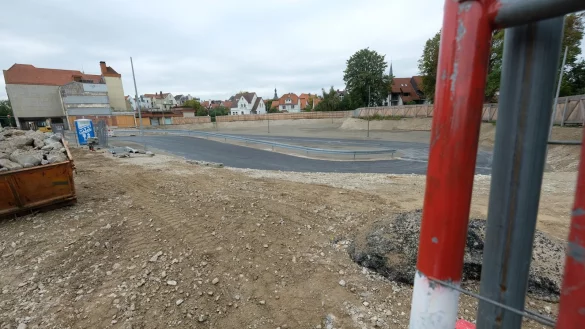 Die Zufahrt zur Baugrube ist bereits geteert, bald will die Stadt die Arbeiten am Übergangsparkplatz am Hornschen Tor voraussichtlich abschließen. - © Sven Koch