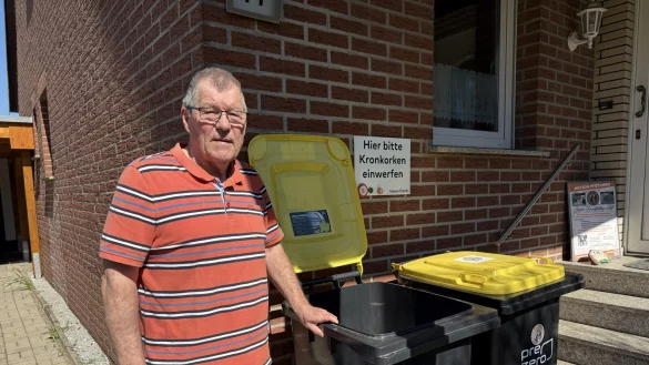 Klaus Tritschoks vor den Sammeltonnen f&uuml;r Kronkorken, die zur Unterst&uuml;tzung von Soldaten mit Therapiehunden dienen. - &copy; Sevim Hang&uuml;l