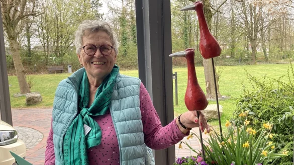 Betti Dreimann hilft in der Mediclin Rose-Klinik Patienten, die es möchten. Das grüne Tuch signalisiert, dass sie Ansprechpartnerin ist. In der Mappe stehen Bitten von Patienten. - © Cordula Gröne