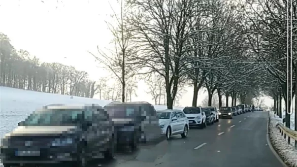 Auto an Auto reiht sich auf der K 17,. Die Ausfl&uuml;gler sind wild entschlossen, die Landschaft zu genie&szlig;en und das nicht nur auf den Wanderwegen. Sie st&uuml;rmen die Felder der Landwirte zum Rodeln und richten dort erheblichen Schaden an. - &copy; Screenshot: Katrin Kantelberg