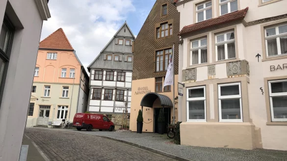 G&auml;ste der Hotels Arminius (Bild) und kleiner Gr&uuml;nauer d&uuml;rfen diese durch verkehrsberuhigte Zone der Innenstadt anfahren, sofern sie eine Reservierung vorzeigen d&uuml;rfen. Die fehlende Ausschilderung f&uuml;hrt allerdings h&auml;ufig zu Anfeindungen durch B&uuml;rger. - &copy; Sven Kienscherf