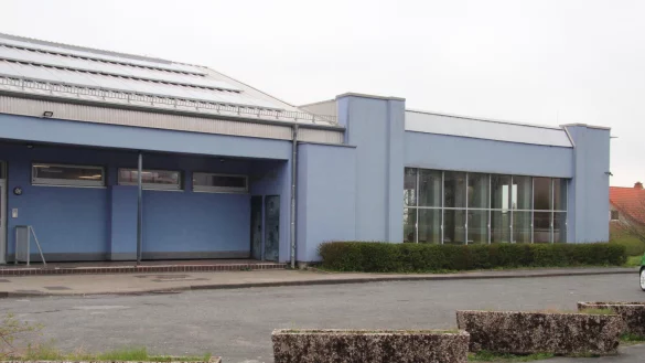 Das Lehrschwimmbecken im Schulzentrum Horn ist seit Jahren sanierungsbedürftig. Ein Neubau würde fast 4 Millionen Euro kosten, eine Sanierung nur wenig günstiger. - © Cordula Gröne