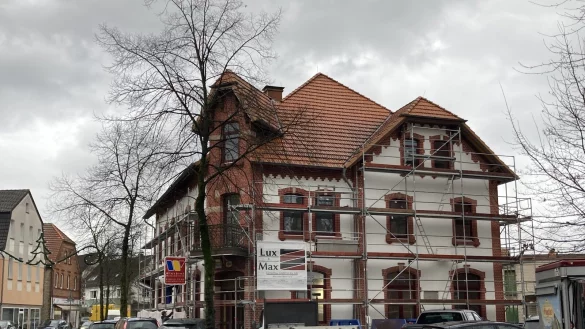 Der frühere Gasthof Sibille Ostmann hat neue Fenster bekommen. Drinnen sind die Renovierungsarbeiten in vollem Gang. - © Cordula Gröne