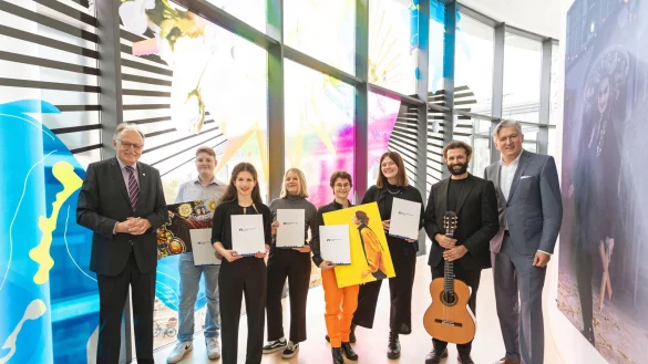 Dr. Ralf Becker (links), stellvertretender Kuratoriumsvorsitzender der Verbundvolksbank OWL Stiftung, und Ansgar K&auml;ter (rechts), Vorstandsvorsitzender der Bank und der Stiftung, mit den Gewinnerinnen und Gewinnern des F&ouml;rderpreises Junge Kunst im Jahr 2023 (von links), Elias Huber, Antonia Josephine Fischer, Antonia Justus, Maya Martinova, Tina Alexa Schmidt, und Ozan Coşkun. - &copy; Verbundvolksbank OWL