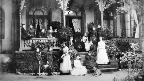 Webers Frauenwelt. Als 20-jährige lebte Marianne Weber (damals Schnitger) im Haus ihrer Verwandten, der Fabrikantenfamilie Weber. Ihr Onkel Carl David Weber war ein Fotopionier und hielt oft häusliche Szenen im Bild fest. Hier auf der Terrasse seiner Villa am Weberpark fotografierte er alle weiblichen Personen der Familie und auch des Hauspersonals. Marianne sitzt oben links auf dem Geländer. - © Repros Horst Biere/Quelle: Marianne-Weber-Institut