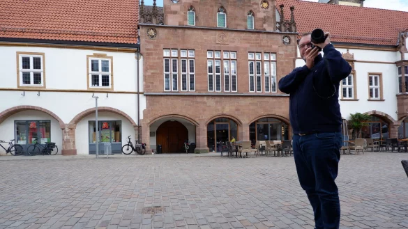 Michael Pitt freut sich auf die Er&ouml;ffnung seines Fotostudios am Lemgoer Marktplatz. - &copy; Lorraine Brinkmann