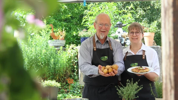 Ob als Beilage oder Hauptgericht, als deftige Hausmannskost oder in der Gourmetküche, gekocht, gebacken oder gebraten: Die Kartoffel besticht durch ihre Vielseitigkeit. Heinrich Oberjasper (Wanderhotel Externsteine) und Annette Reinking („Zur Ortmühle") von den Lippischen Land-Wirten machen Appetit auf den gesunden und schmackhaften Sattmacher. - © Christina Pfrommer