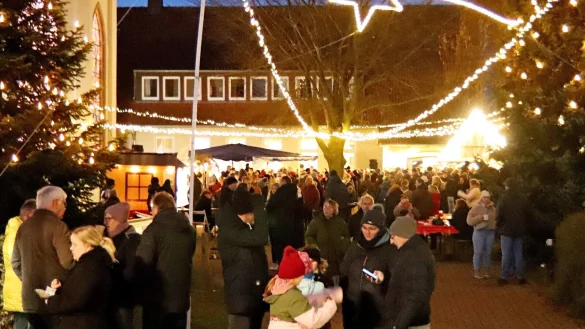 Auf dem Platz zwischen Kirche und Gemeindehaus sind die H&auml;uschen und die St&auml;nde in der Runde angeordnet. Die Lichterketten sorgen f&uuml;r eine heimelige Atmosph&auml;re, rund 800 Besucher haben diese genossen. Fotos: Till Neuhaus - &copy; Till Neuhaus