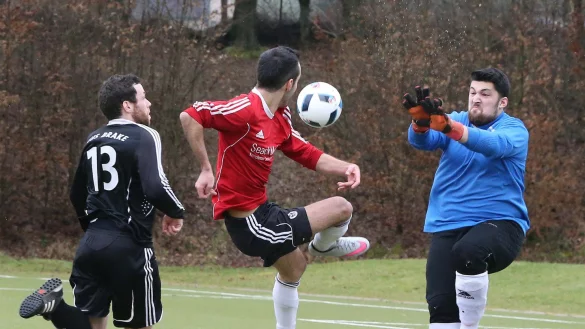 Chance vertan: Wüstens Ferhat Havadir kriegt das Leder gegen Keeper Muhammed Eyigün und Tjalf Deppe vom TuS Brake nicht im Tor unter. - © Paul Cohen