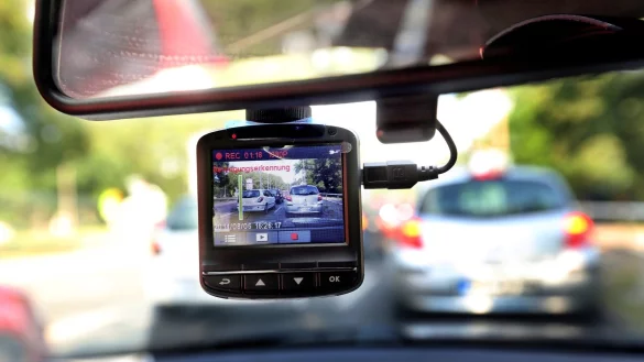 Die Polizei in NRW setzt in eingen Streifenwagen aktuell Dashcams ein, um Blockierer von Rettungsgassen zu filmen. - &copy; dpa