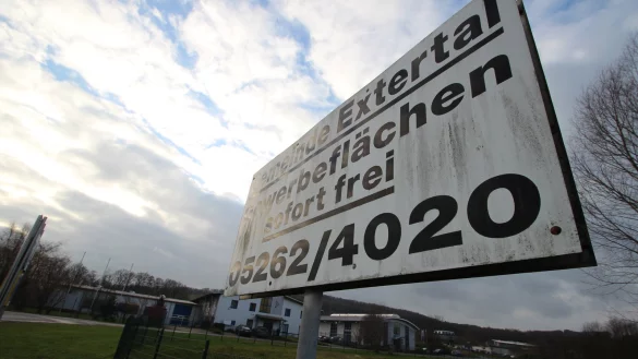Extertal will beim Thema Wirtschaftsf&ouml;rderung aufdrehen. Dieses Schild steht am Gewerbegebiet &bdquo;Im langen Kamp" in Asmissen. Anders als es vermuten l&auml;sst, sind gr&ouml;&szlig;ere Fl&auml;chen in Extertal Mangelware. Deshalb m&ouml;chte die Gemeinde neue Gebiete ausweisen &ndash; wenn sie darf. - &copy; Archivfoto: Jens Rademacher