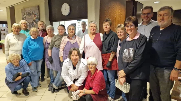 Die ehrenamtlichen Helfer vom Sozialen Mittagstisch in Lemgo hoffen, den Bürgern mit dem Weihnachtsessen eine Freude gemacht zu haben. - © Nadine Uphoff