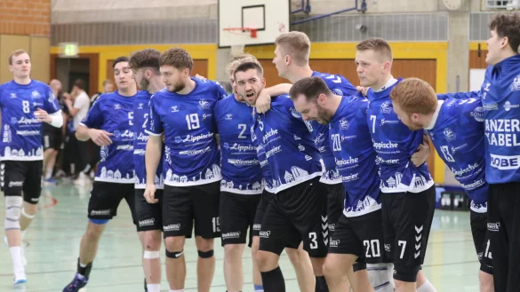 Oberligist Handball Bad Salzuflen präsentiert sich vor dem Spiel den Zuschauern. - © Oliver König