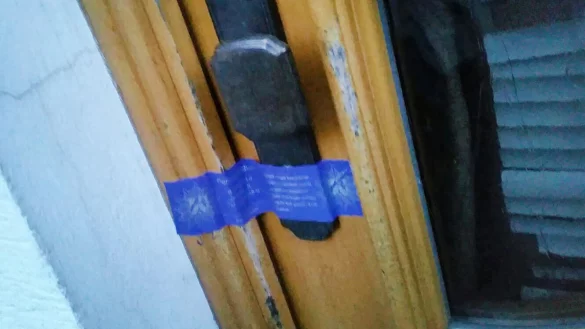 Die Haust&uuml;r auf einem Bauernhof in H&ouml;xter ist von der Polizei versiegelt worden. Eine Frau wurde wochenlang auf einem Bauernhof gefangen gehalten und misshandelt. Sie starb an den Folgen. - &copy; dpa