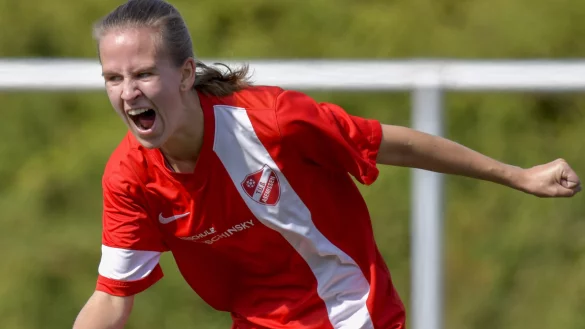 Riesenfreude: Larissa Deppe hat soeben zum 2:0 für den TuS Asemissen getroffen. - © Egon Penner