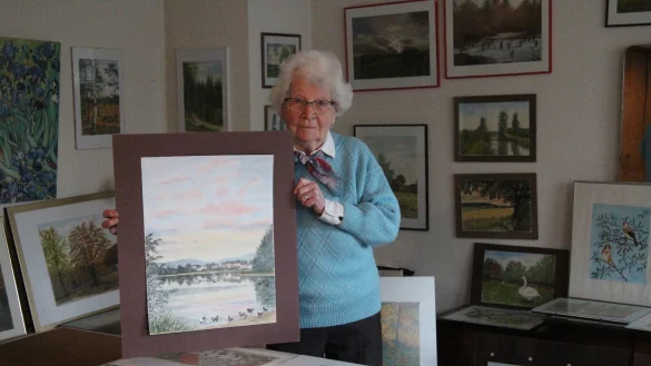 Einen gro&szlig;en Raum im Souterrain ihres Hauses hat Annelise Theunissen zum Ausstellungsraum umfunktioniert. &Uuml;berall h&auml;ngen, stehen oder liegen gerahmte Bilder - und die sind nur ein Bruchteil ihres Schaffens. - &copy; Dieter Asbrock