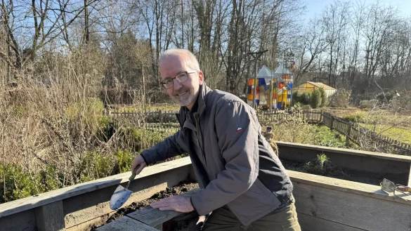 Hartmut Prüßner genießt die Arbeit an der frischen Luft. - © Sandra Castrup