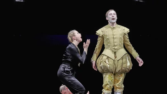 Ein flehender Luftgeist, ein rachs&uuml;chtiger Magier: Ariel (Alexandra Riemann) und Prospero (Henning Bormann) qu&auml;len eine gestrandete Schiffsmannschaft auf einer verlassenen Insel. - &copy; Landestheater Detmold/A.T. Schaefer