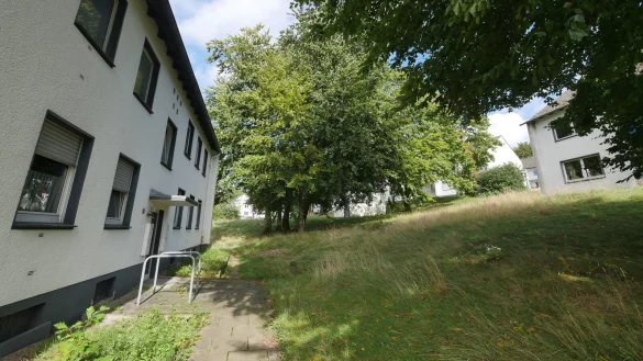 Bezahlbarer Wohnraum ist vielerorts in Lippe knapp, während hier in Augustdorf in der Siedlung "Am Dören" viele Wohnungen leer stehen. - © Archivfoto: Jost Wolf