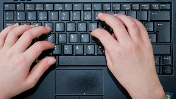 Kind am Laptop - &copy; Foto: Ole Spata