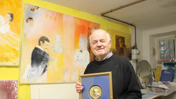 In seinem Atelier fühlt er sich am wohlsten, wie Redzep Memisevic sagt. Hier hält er seine in New York erhaltene Auszeichnung, den "Tesla Spirit Award", in den Händen. - © Kyrill von Matuschka