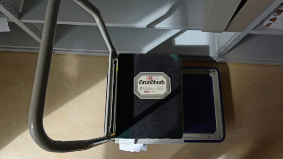 Grundbuch-Einsicht - &copy; Foto: Ralf Hirschberger/dpa