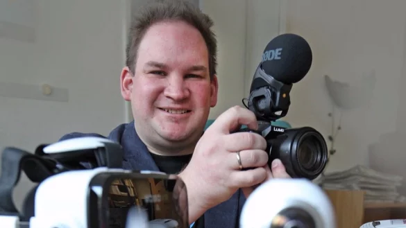 Social-Media-Pfarrer Wolfgang Loest hat ein Faible f&uuml;r Computer und alles, was mit Digitalisierung zusammenh&auml;ngt. Doch genauso schl&auml;gt sein Herz f&uuml;r die Verk&uuml;ndung der Frohen Botschaft. Mittel der Verk&uuml;ndigung kann auch die virtuelle Realit&auml;t mit der Spezialbrille, die 360-Grad-Kamera oder auch der Computer sein.&nbsp; - &copy; Vera Gerstendorf-Welle