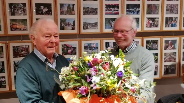 Der neue Vorsitzende Dr. Bernd Gröger (rechts) dankt dem scheidenden Vorsitzenden Gerd Engstfeld mit einem Blumenstrauß. - © Werner Zahn