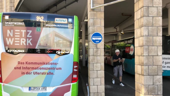 Ein Stadtbus h&auml;lt am Zentralen Omnibus-Bahnhof (ZOB) am Ostertor. Geht es nach dem Willen der SPD, d&uuml;rfen hier Sch&uuml;ler k&uuml;nftig au&szlig;erhalb der Unterrichtszeiten gratis einsteigen. - &copy; Thomas Reineke