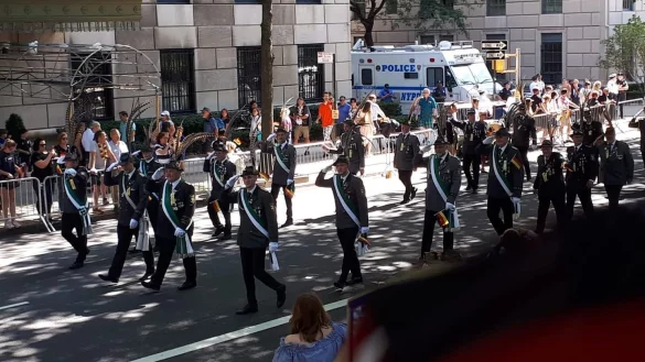 Wie Hähne im Korb: Es ist nicht leicht, auf dem Times Square in New York aufzufallen, mit ihren langen Federn an den Hüten gelingt es den Oerlinghauser Schützen jedoch mühelos. - © Schützengesellschaft