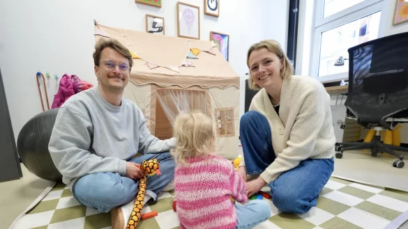 So nicht: Jannis und Leslie Johannmeier haben ihre Tochter Emmi aus einer Bielefelder Kita genommen. In ihrer Agentur gibt es jetzt ein extra Kinderbüro. - © Peter Unger