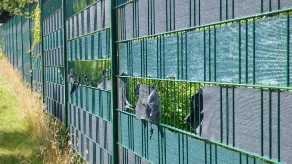 Sachbesch&auml;digung im Waldbad - &copy; Peter Radszuweit