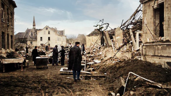 Dr. Hans Jacobs hat originale Schwarz-Weiß-Aufnahmen, die die Zerstörung in der Innenstadt Lage zeigen, mit KI coloriert. - © Fotorechte: Ralf Neuhauer